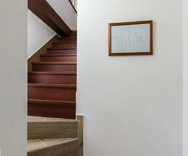Attic طابور